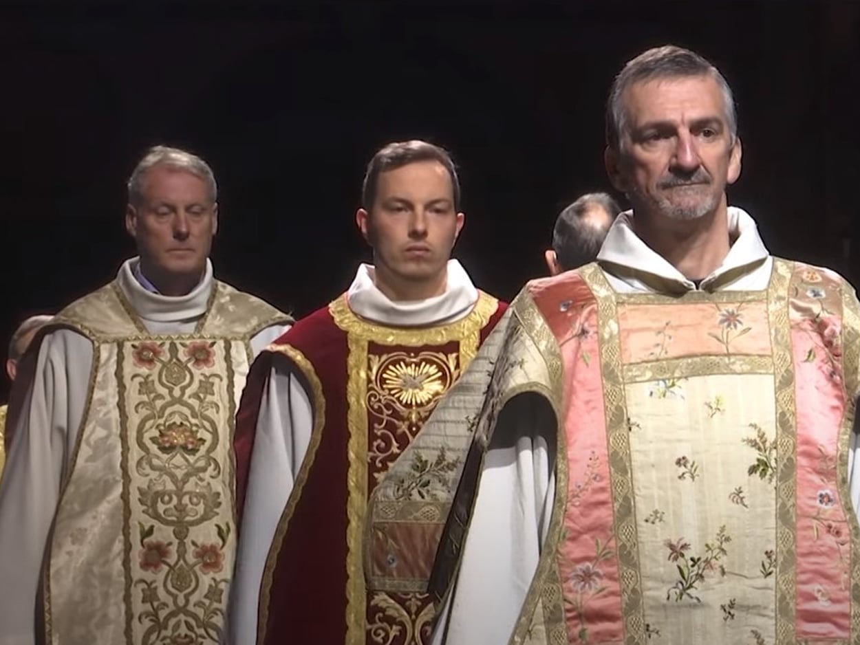 Βέλγιο – Πασαρέλα ιερέων με άμφια