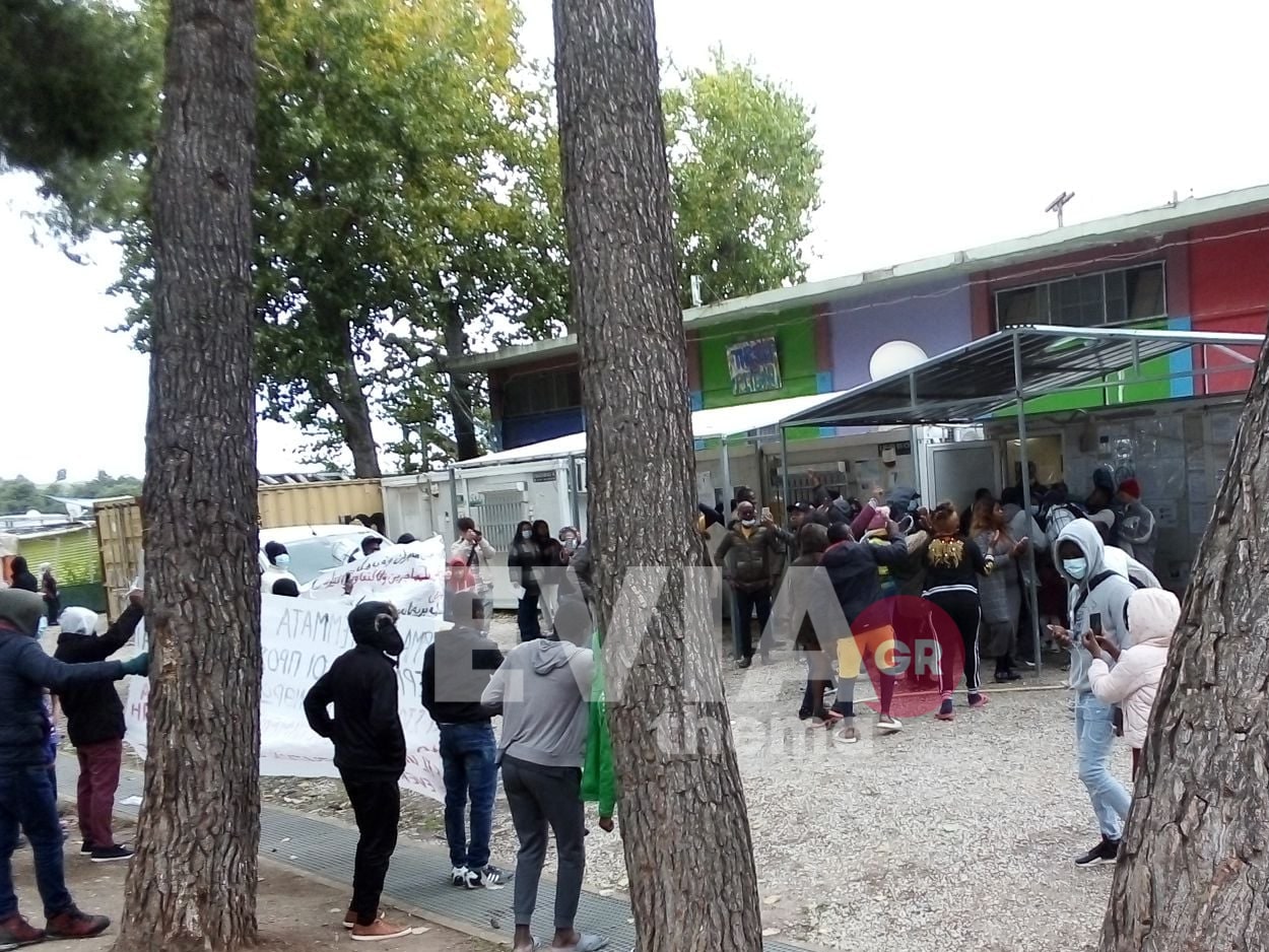 Ριτσώνα: Ξεσηκώθηκαν οι μετανάστες και έκλεισαν το δρόμο