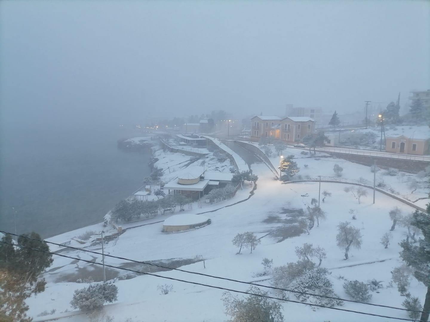 Στα Λευκά ντύθηκε ολόκληρη η Εύβοια: Κάτασπρη η παραλία της Χαλκίδας από το Χιόνι