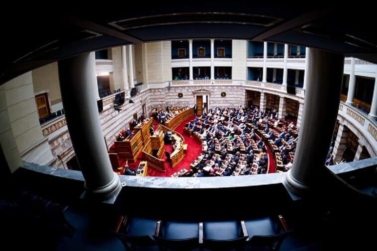 Παρατήρηση Τασούλα σε βουλευτές που τραβούσαν φωτογραφίες κατά τη διάρκεια της συνεδρίασης στη Βουλή