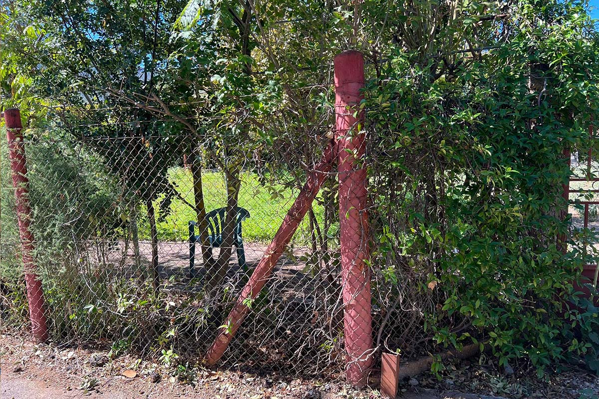 Συνεργείο του Δήμου Χαλκίδεων του κατέστρεψε τον φράχτη στο κτήμα