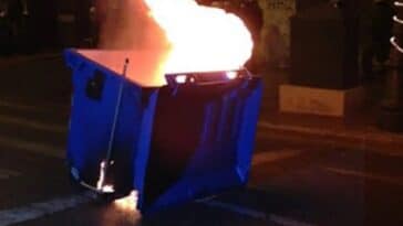 Εύβοια: Έβαλαν φωτιά σε κάδο σκουπιδιών στην Χαλκίδα