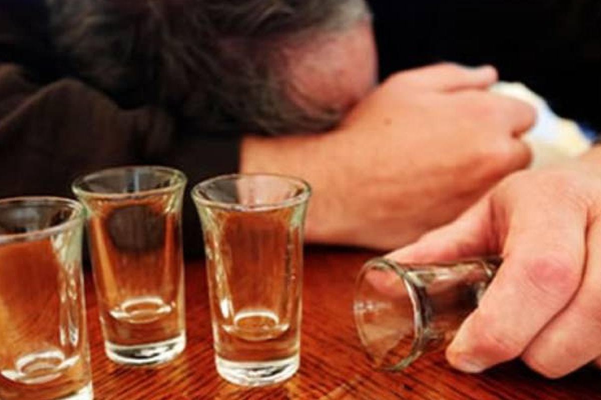 Χαλκίδα: Μεθυσμένος τα έκανε "γυαλιά καρφιά" σε καφετέρια στην παραλία